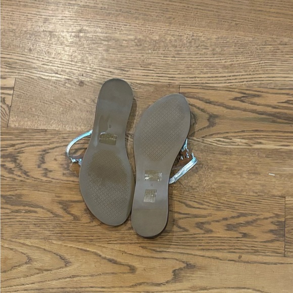 Tory Burch T-strap Silver Leather Sandals Size 9.5 - Picture 4 of 5